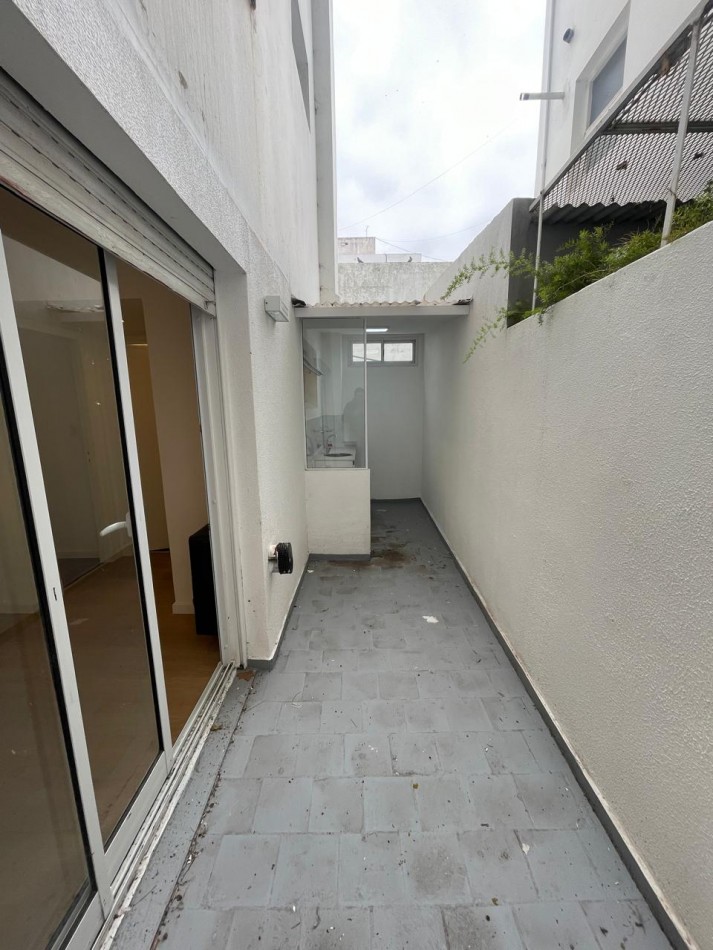Venta dpto dos ambientes Reciclado y Amoblado c/ patio. Rivadavia 2700 