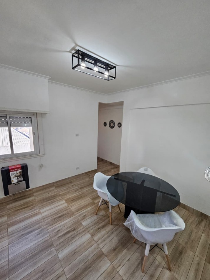 Venta de departamento tres ambientes en Chauvin. 