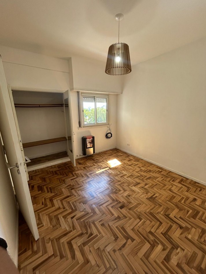 Venta de departamento tres ambientes en Chauvin. 