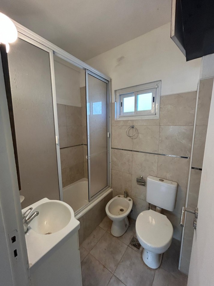 Venta de departamento tres ambientes en Chauvin. 