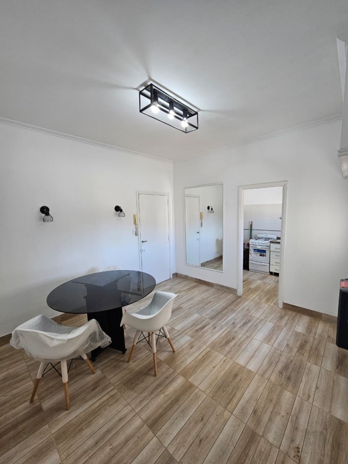 Venta de departamento tres ambientes en Chauvin. 