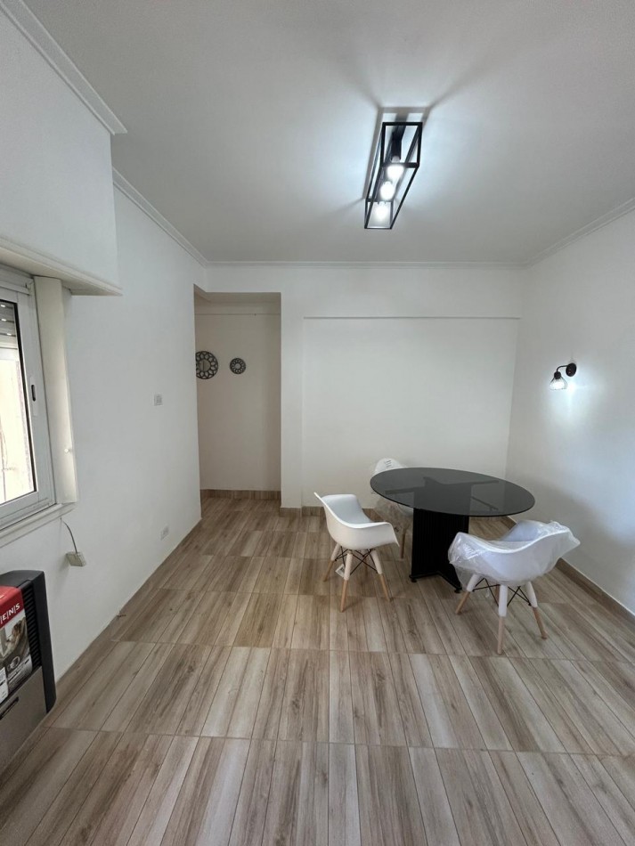 Venta de departamento tres ambientes en Chauvin. 