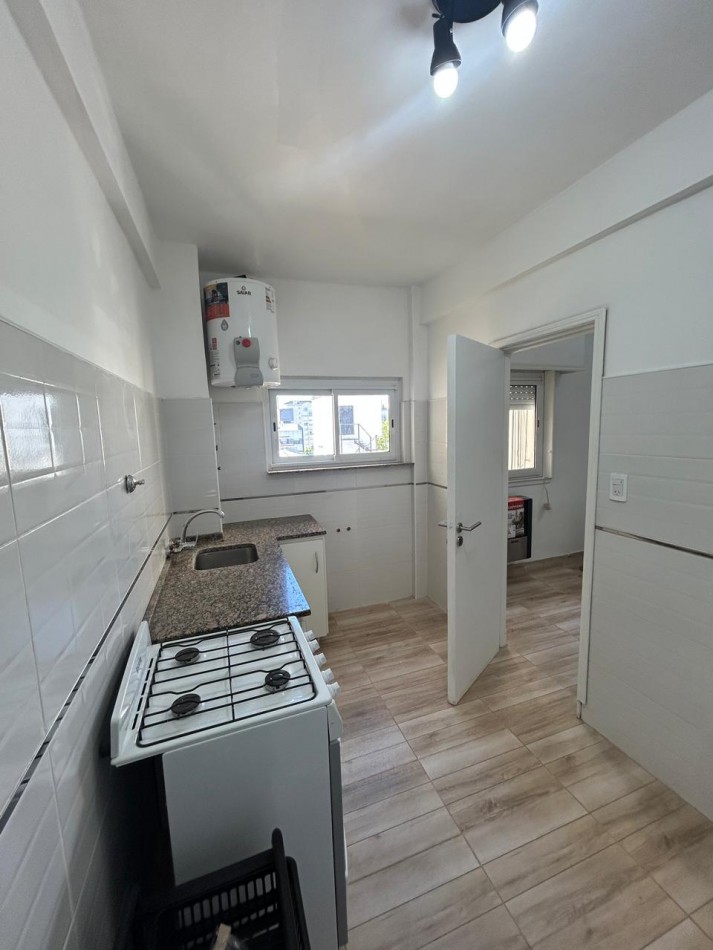 Venta de departamento tres ambientes en Chauvin. 