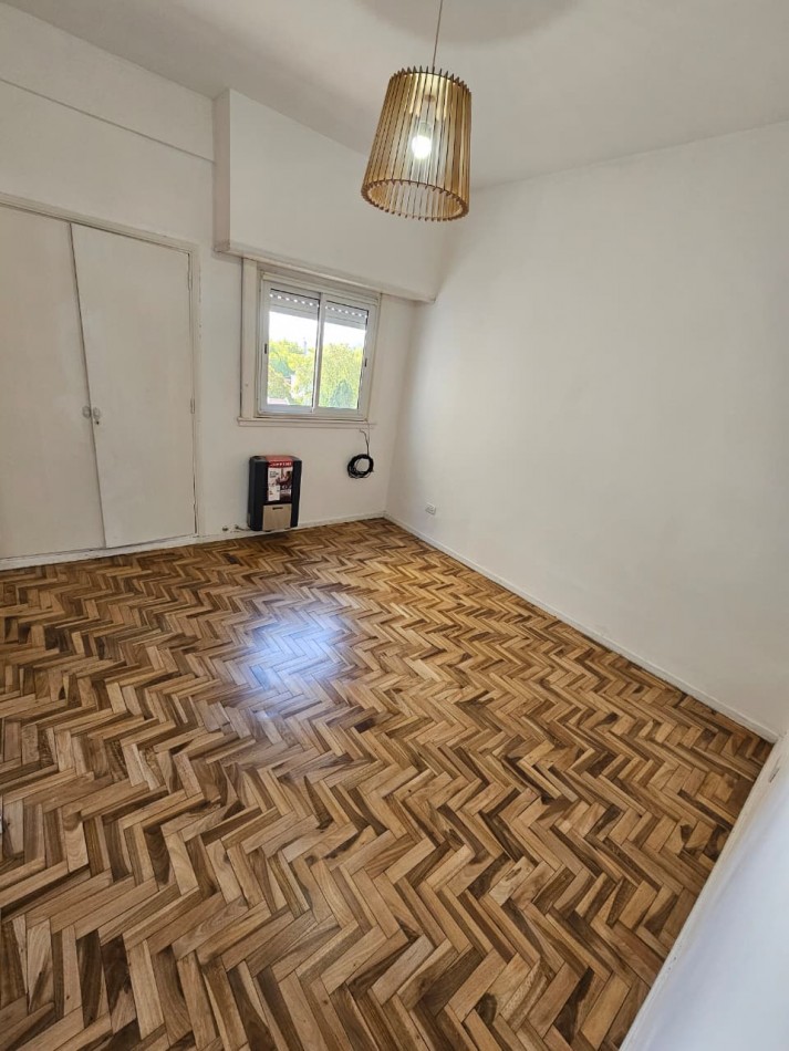 Venta de departamento tres ambientes en Chauvin. 