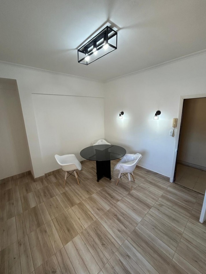 Venta de departamento tres ambientes en Chauvin. 