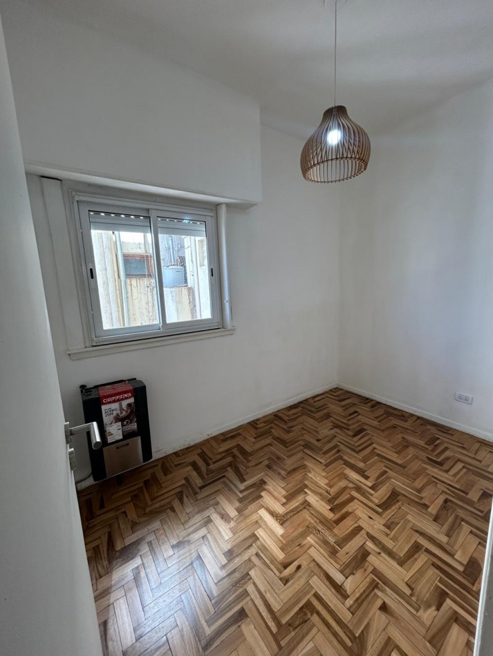 Venta de departamento tres ambientes en Chauvin. 