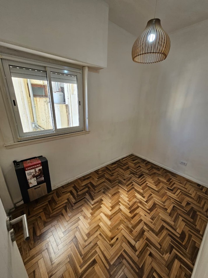 Venta de departamento tres ambientes en Chauvin. 