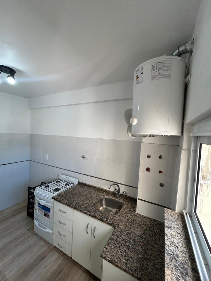 Venta de departamento tres ambientes en Chauvin. 