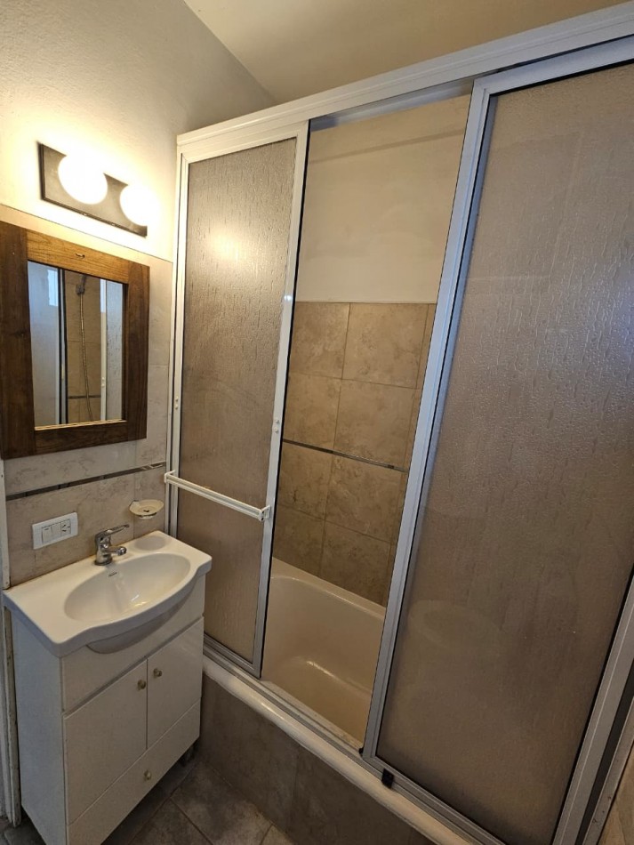 Venta de departamento tres ambientes en Chauvin. 