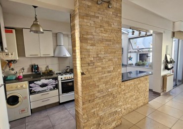 Semipiso 3 amb con doble balcon al frente y patio con parrilla en Plaza Mitre