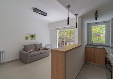 Venta dpto tres ambientes a frente c/ balcon saliente. Falucho al 1700