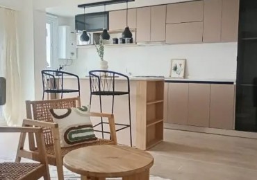 Venta dpto dos ambientes, reciclado y amoblado. Vista plena a plaza Colon y el mar.