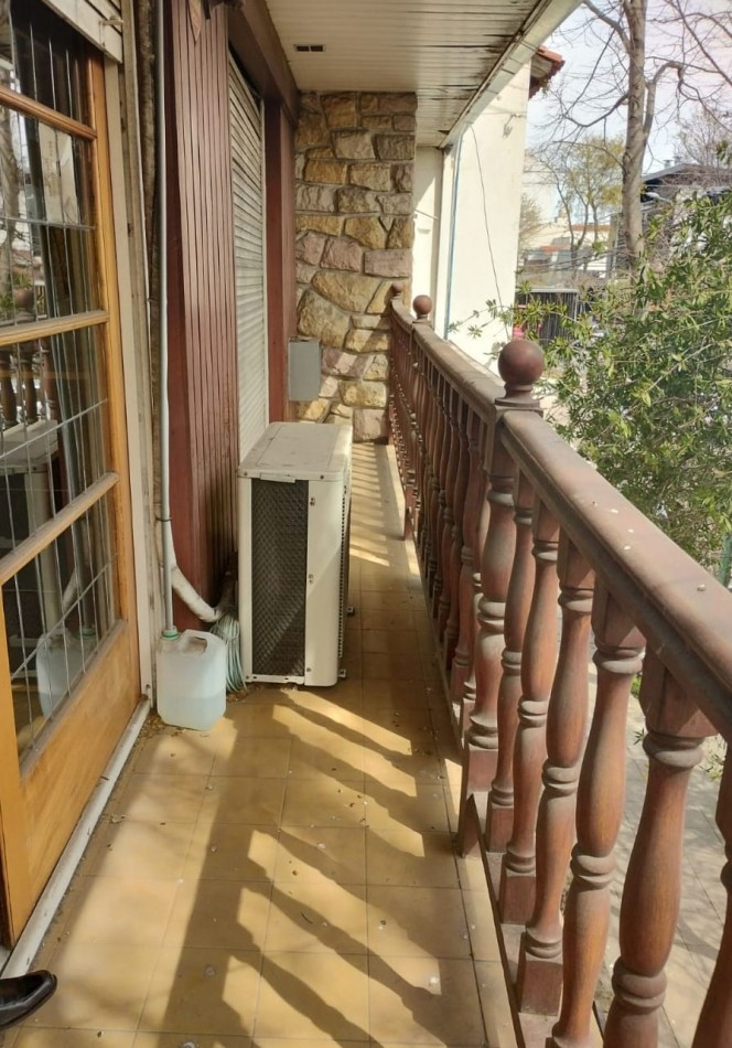 PH TIPO CHALET DE 6 AMBIENTES EN PLANTA ALTA CON GARAJE, APTO PROFESIONAL Y APTO PARA VIVIENDA EN CHAUVIN