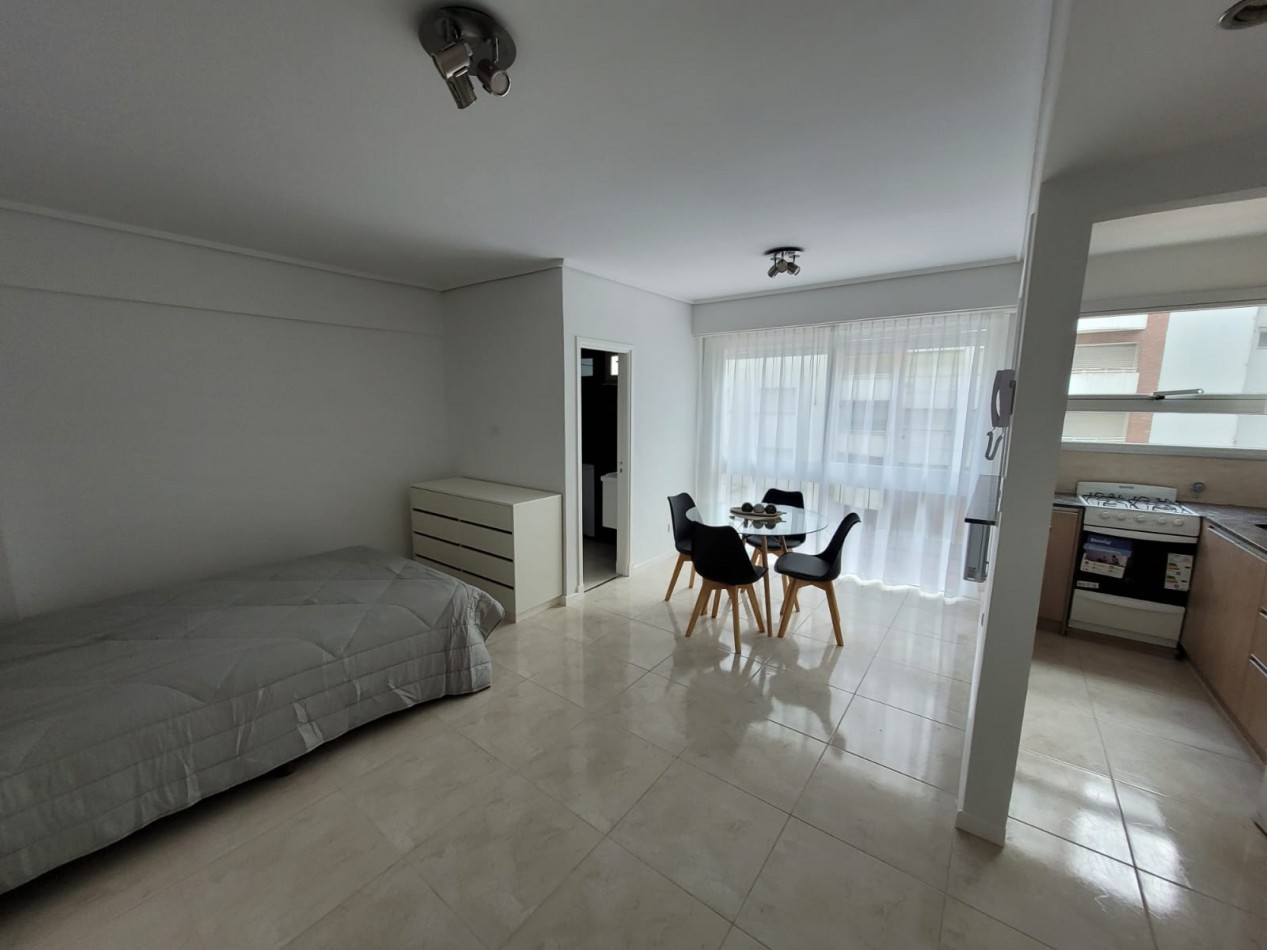 VENTA AMBIENTE Y MEDIO -ENTRE RIOS 2200-
